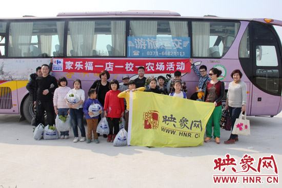 “播種希望 收獲成長”農場播種體驗活動參與人員合影