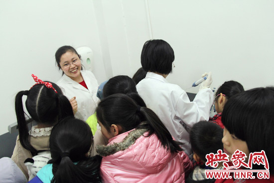 小朋友們參觀家樂福食品安全檢測實驗室并現場觀摩測試過程