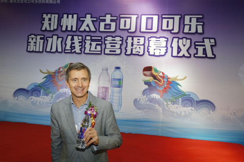 太古飲料供應鏈執行董事 Peter 對鄭州太古可口可樂團隊的高效贊不絕口 太古飲料供應鏈執行董事 Peter 對鄭州太古可口可樂團隊的高效贊不絕口