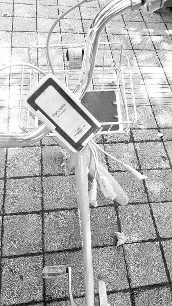 車把中間有手機(jī)充電支架,下方連接著3根充電線。 車把中間有手機(jī)充電支架,下方連接著3根充電線。