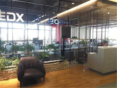 11月16日，小藍單車總部人去樓空，前臺只剩保安。