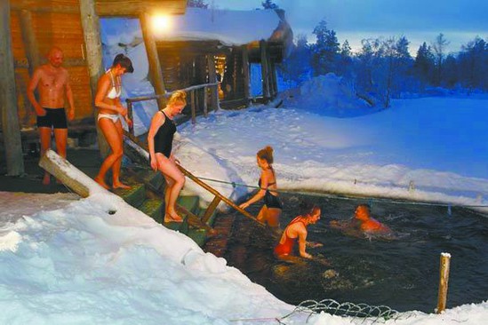 奇葩！芬蘭人蒸完桑拿跳冰湖