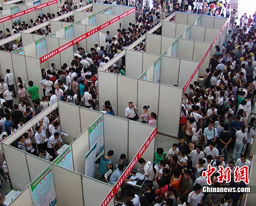 圖為招聘會現場人山人海的求職者。中新社發 付美斌 攝