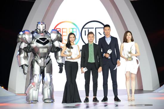 Klasse14腕表首席設計師 Mario Noblie以及超模蔚方卿為王鷗、江疏影頒發時尚突破藝人獎項