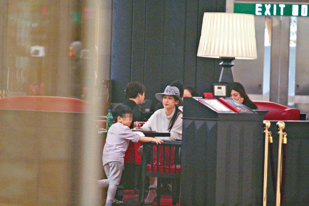 黃圣依帶兒現身香港被疑為愛子落戶做準備 黃圣依帶兒現身香港被疑為愛子落戶做準備