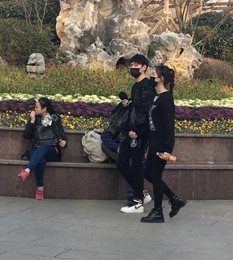 馮紹峰林允同看演唱會