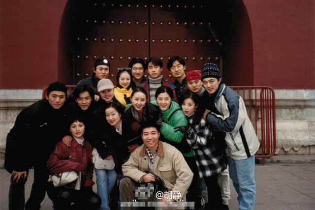 胡靜曬當年畢業照懷舊