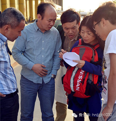 五點五十左右，聽眾們陸陸續續到達鄭州捷和汽車，首先要做的第一件事就是找我們的工作人員要車標