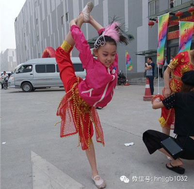 先練練功，為一會兒的演出做準備