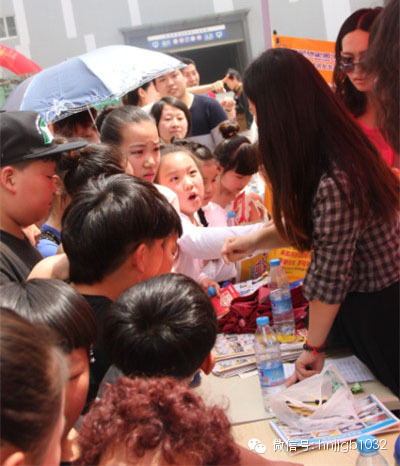 禮品領取處，這是要把工作人員圍攻的節奏啊。