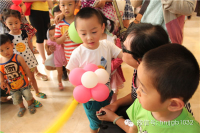 拿到氣球玩具的小朋友，瞬間成了焦點，周圍的小朋友都想和你做朋友，你知道嗎？