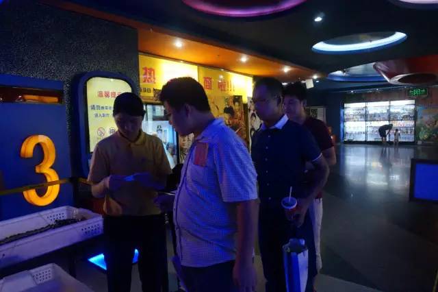 電影馬上開始，排隊(duì)入場(chǎng)嘍