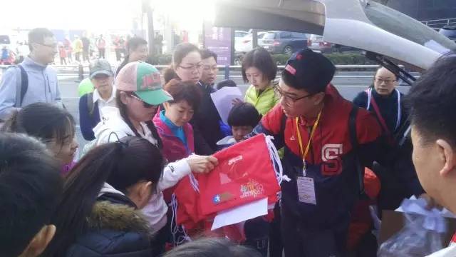 8:30準時集合,現場工作人員給大家分發參賽證和參賽衣服。 8:30準時集合,現場工作人員給大家分發參賽證和參賽衣服。