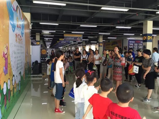 陽光寶貝少兒語言表演藝術中心的老師和孩子們還表演了節目~ 陽光寶貝少兒語言表演藝術中心的老師和孩子們還表演了節目~