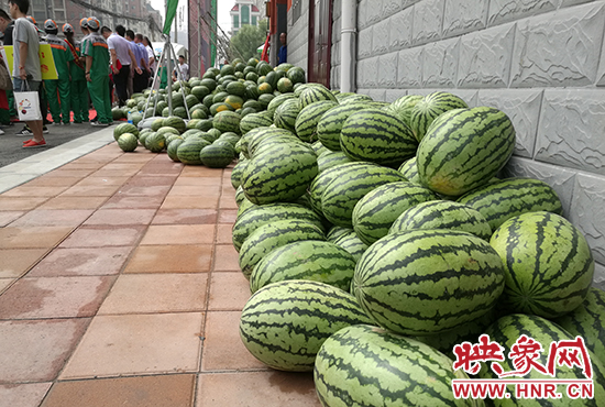 經濟廣播工作人員和愛心企業給正在忙碌的環衛工人、交警等送去一萬六千多斤西瓜和近百提礦泉水。 經濟廣播工作人員和愛心企業給正在忙碌的環衛工人、交警等送去一萬六千多斤西瓜和近百提礦泉水。