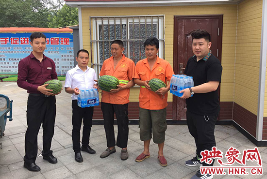 經濟廣播工作人員和愛心企業給正在忙碌的環衛工人、交警和協警等送去了一萬六千多斤西瓜和近百提礦泉水。 經濟廣播工作人員和愛心企業給正在忙碌的環衛工人、交警和協警等送去了一萬六千多斤西瓜和近百提礦泉水。