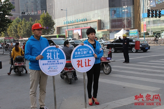 河南省文明交通形象大使、河南交通廣播主持人南方在活動現場 河南省文明交通形象大使、河南交通廣播主持人南方在活動現場
