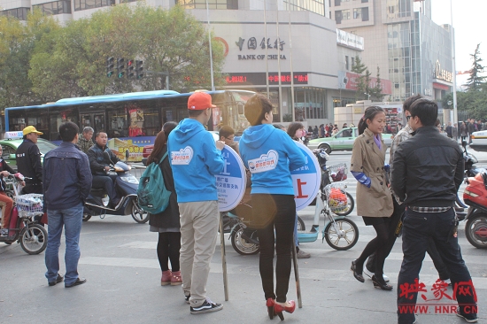 河南交通廣播的主持人們引導行人過馬路 河南交通廣播的主持人們引導行人過馬路