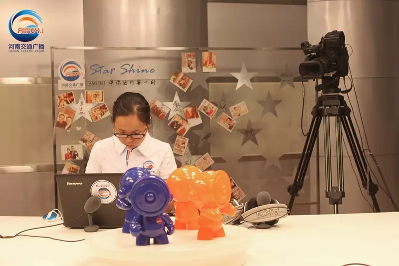 還是抽獎的姑娘比較認(rèn)真！為保證抽獎的公平公正，映象網(wǎng)進(jìn)行了全程視頻直播。