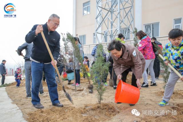 恩愛的老人一起種下一棵小樹苗,健健康康白頭偕老~ 恩愛的老人一起種下一棵小樹苗,健健康康白頭偕老~