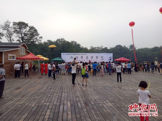 游客們冒雨觀看精彩的節目表演