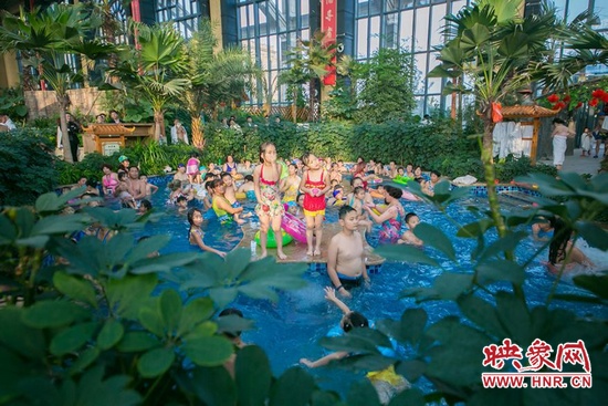 又開始過夏天的孩子們，在溫潤的泉水里放任天性。