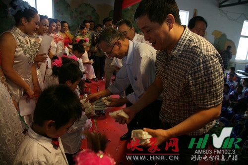 信息廣播總監李金鋒等為小朋友獻愛心