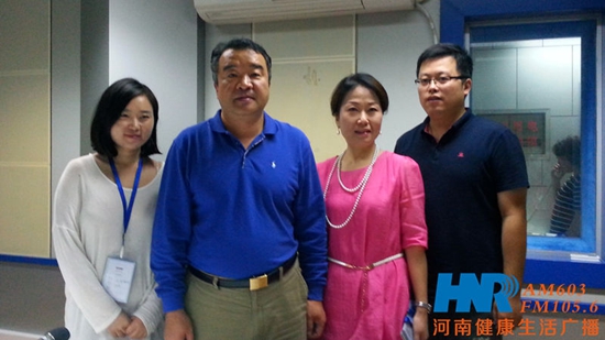 苗雨露與《民生第一線》節目工作人員