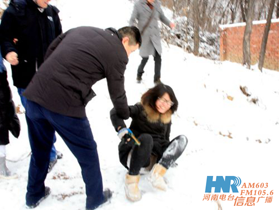 小分隊(duì)記者小殷下一個(gè)坡摔了4跤