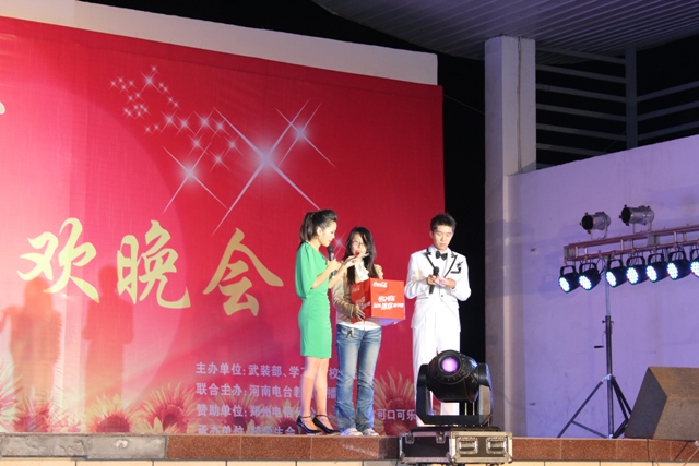 教育廣播女主播葉子現身晚會，全場沸騰