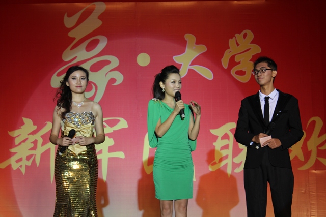 教育廣播女主播葉子現身晚會，與學生同臺主持