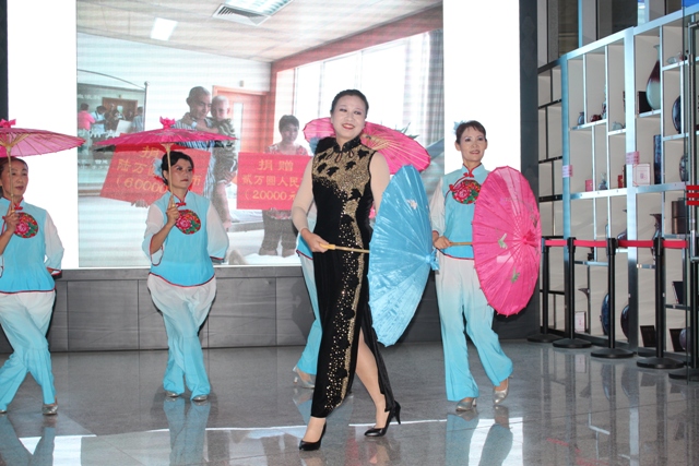 生命之光藝術(shù)團的老人們表演節(jié)目 生命之光藝術(shù)團的老人們表演節(jié)目