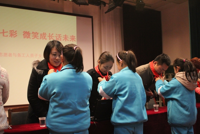 少先隊員為優(yōu)秀志愿者系上紅領(lǐng)巾 少先隊員為優(yōu)秀志愿者系上紅領(lǐng)巾