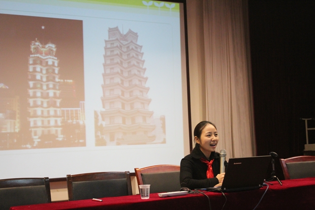 河南省優(yōu)秀志愿者代表袁云為孩子們講述十八大故事 河南省優(yōu)秀志愿者代表袁云為孩子們講述十八大故事