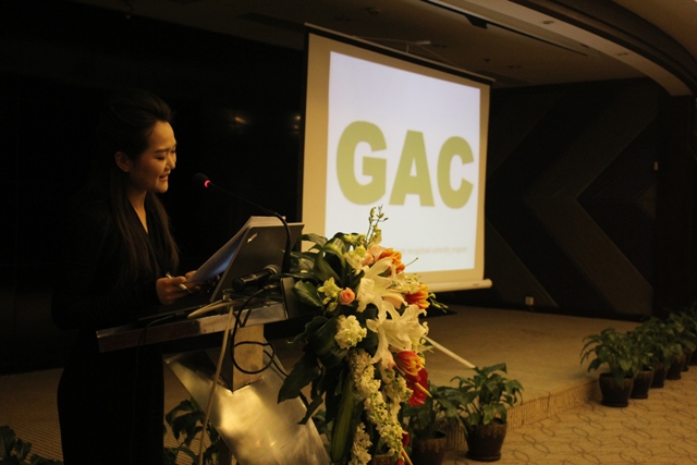 發布會開始，教育廣播女主播子楊現場主持