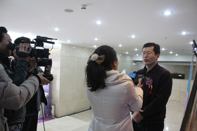 教育廣播總監(jiān)張建功接受各媒體采訪 教育廣播總監(jiān)張建功接受各媒體采訪