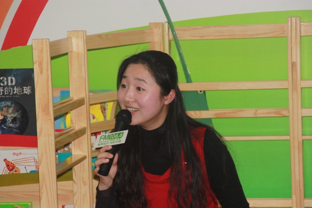 女主播“卷卷貓”親臨現場,繪聲繪色為孩子們講故事 女主播“卷卷貓”親臨現場,繪聲繪色為孩子們講故事
