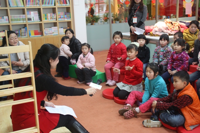 與孩子們互動 與孩子們互動