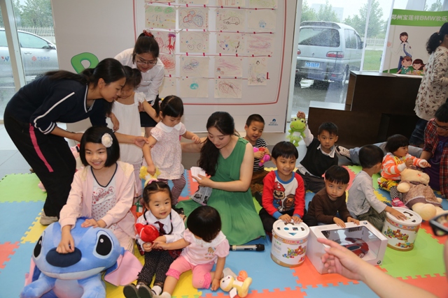 小朋友們現場講述自己的繪畫內容 小朋友們現場講述自己的繪畫內容