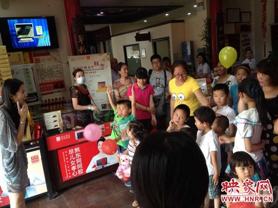 活動開始前,1066城市之聲的主持人跟孩子們進行現場互動。 活動開始前,1066城市之聲的主持人跟孩子們進行現場互動。