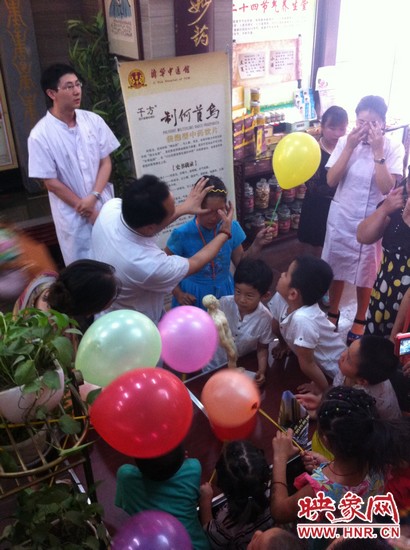 活動開始了,濟華中醫館的保健按摩專家李老師為大家講解如何有效預防青少年近視。 活動開始了,濟華中醫館的保健按摩專家李老師為大家講解如何有效預防青少年近視。