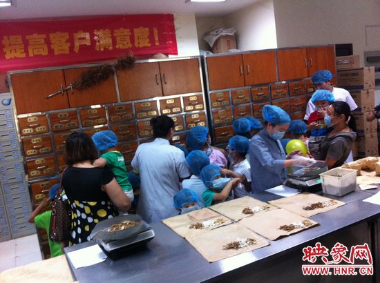 接下來,要進入到有中醫“博物館”之稱的中藥房去探秘啦!藥房那些小抽屜里面裝的是什么?孩子們很好奇 接下來,要進入到有中醫“博物館”之稱的中藥房去探秘啦!藥房那些小抽屜里面裝的是什么?孩子們很好奇