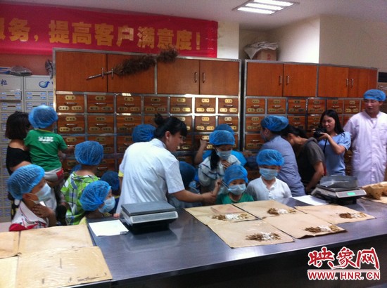 咦,藥房里的叔叔阿姨他們從小抽屜里拿出的藥又是什么?這些中藥放在一起有什么功效呢? 咦,藥房里的叔叔阿姨他們從小抽屜里拿出的藥又是什么?這些中藥放在一起有什么功效呢?