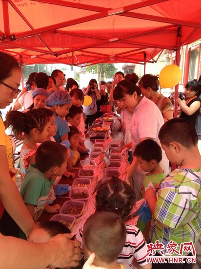 為了不影響中藥房里藥劑師正常工作,我們把孩子們在認中藥和裝香囊的兩個環節搬到了室外 為了不影響中藥房里藥劑師正常工作,我們把孩子們在認中藥和裝香囊的兩個環節搬到了室外