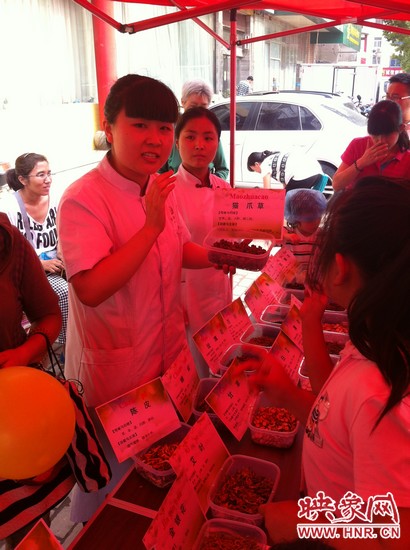 這是什么一,那又是什么?小腦袋不停的在思索,而小手和小鼻子也沒閑著,時不時地摸一摸、聞一聞! 這是什么一,那又是什么?小腦袋不停的在思索,而小手和小鼻子也沒閑著,時不時地摸一摸、聞一聞!