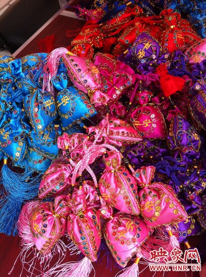 孩子們的好奇心得以大大的滿足,接下來就要裝香囊啦,你看,五顏六色的香囊多漂亮! 孩子們的好奇心得以大大的滿足,接下來就要裝香囊啦,你看,五顏六色的香囊多漂亮!