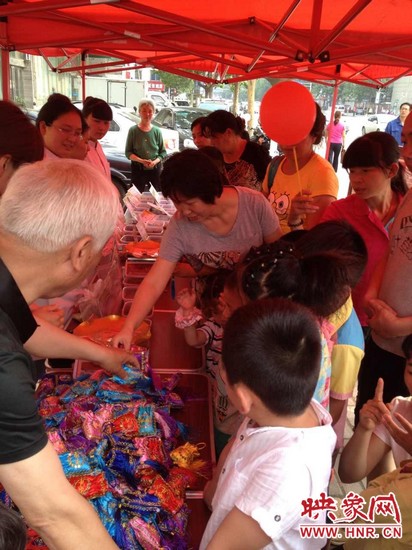 中醫館裝備了防蚊蟲、預防手足口等四個藥方,并把這些藥磨成粗粉,每個孩子把不同藥方粉裝如香囊帶回家 中醫館裝備了防蚊蟲、預防手足口等四個藥方,并把這些藥磨成粗粉,每個孩子把不同藥方粉裝如香囊帶回家