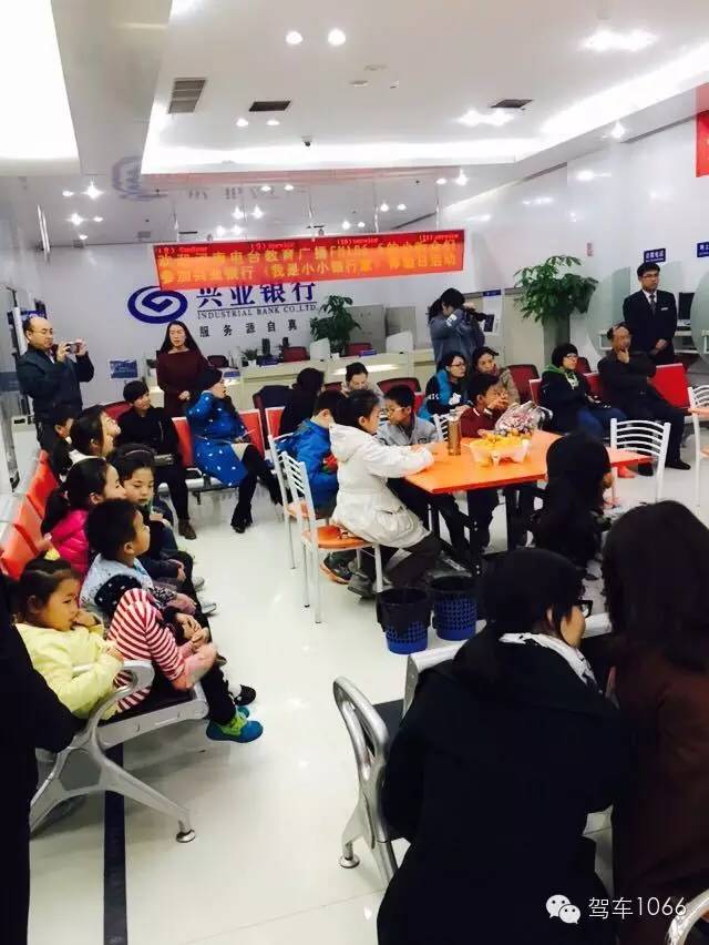 聽完牧歌姐姐的講解小朋友們準備親自體驗一番 聽完牧歌姐姐的講解小朋友們準備親自體驗一番