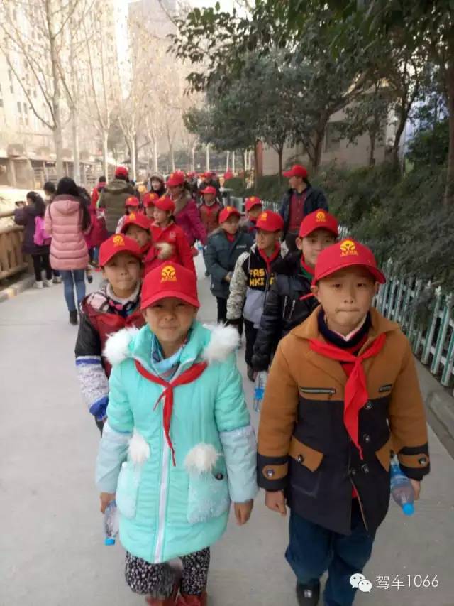 脖子上戴著紅領(lǐng)巾，頭上頂著小紅帽，排著整齊的隊(duì)伍——出發(fā)！