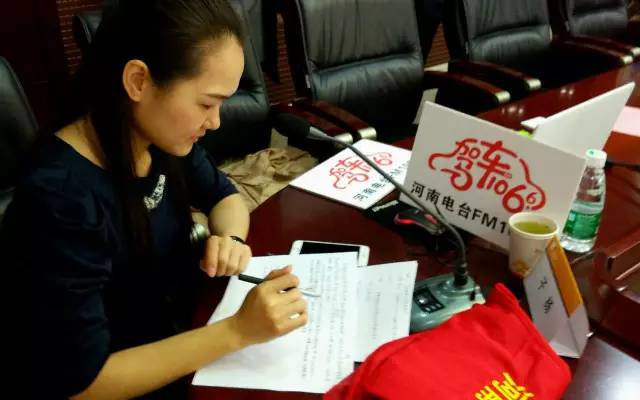 這一環節由我們1066的人氣美女主播子楊主持,認真的子楊是不是超級美麗呢。 這一環節由我們1066的人氣美女主播子楊主持,認真的子楊是不是超級美麗呢。